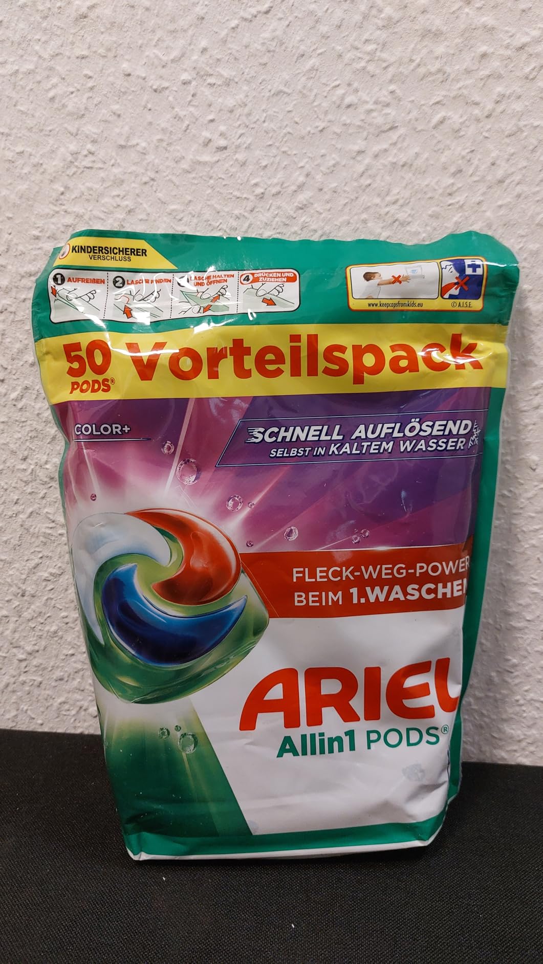Kapselrückstände auf dunkler Wäsche